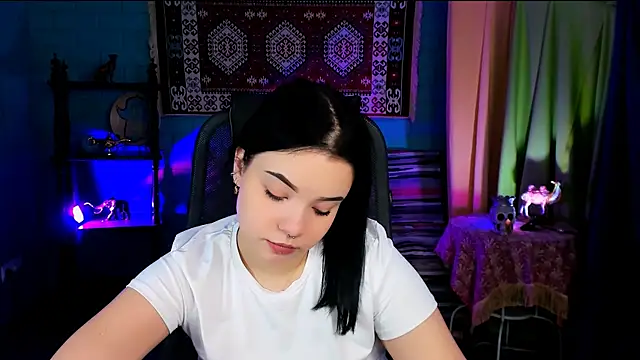 leslierowe  online show from November 2025 01:25:02 PM