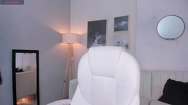 Tiffany Low online show from December 2025 01:27:01 PM