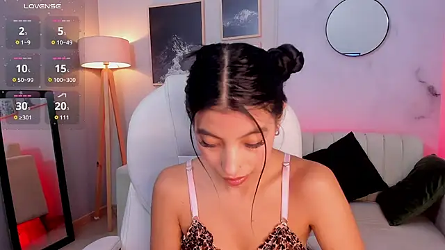 Tiffany Low online show from February 2026 01:32:02 PM