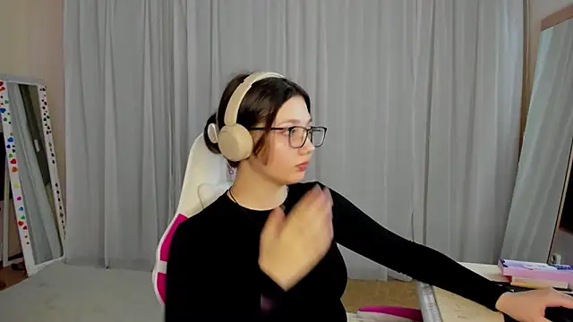 Snapshot of CarolKitty chatting on November 2025 08:15:01 AM CarolKitty online show from November 2025 08:15:01 AM