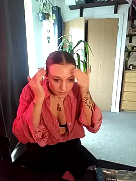 laradoom online show from November 2025 03:11:01 PM