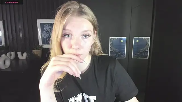 Snapshot of Layla_Glam chatting on September 2025 01:15:01 PM Layla Glam online show from September 2025 01:15:01 PM