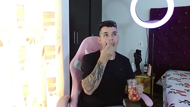 BooyHott  online show from November 2025 06:51:01 PM