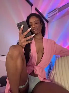 Snapshot of LoveDreaux chatting on May 2026 04:18:01 AM LoveDreaux online show from May 2026 04:18:01 AM