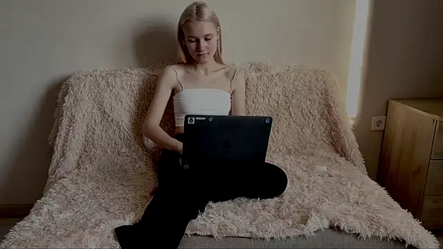 TwinedPeril online show from November 2025 07:22:01 AM