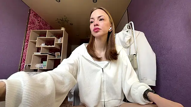 Snapshot of SofiaSmiles chatting on October 2025 05:39:01 AM SofiaSmiles online show from October 2025 05:39:01 AM