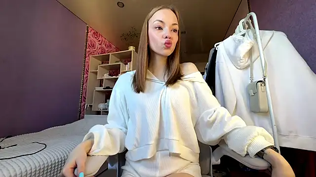 Snapshot of SofiaSmiles chatting on October 2025 05:05:01 AM SofiaSmiles online show from October 2025 05:05:01 AM