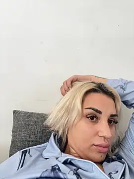 Snapshot of Giullyaxx chatting on October 2025 10:29:01 AM Giullyaxx online show from October 2025 10:29:01 AM