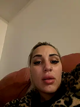 Snapshot of Giullyaxx chatting on December 2025 11:03:02 PM Giullyaxx online show from December 2025 11:03:02 PM