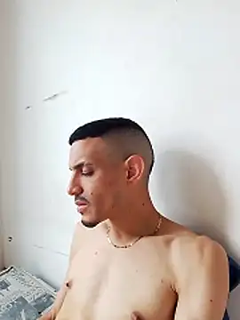 LATINO27CM online show from October 2025 03:45:01 PM