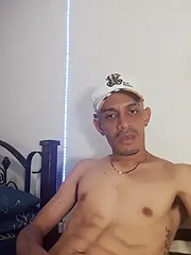 LATINO27CM online show from November 2025 10:01:01 PM