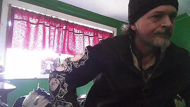Snapshot of HippieDad333 chatting on April 2026 05:14:02 PM HippieDad333 online show from April 2026 05:14:02 PM