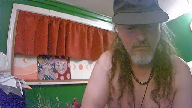 Snapshot of HippieDad333 chatting on June 2026 01:41:02 AM HippieDad333 online show from June 2026 01:41:02 AM