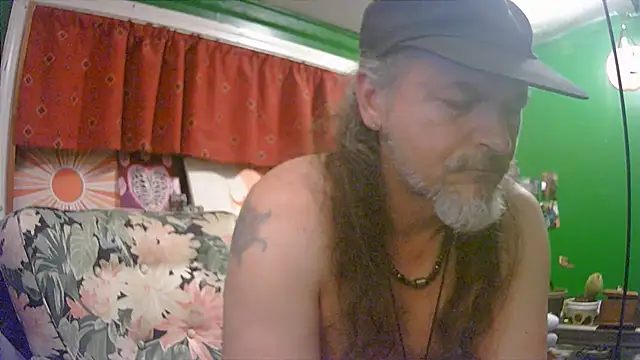 Snapshot of HippieDad333 chatting on June 2026 05:12:01 AM HippieDad333 online show from June 2026 05:12:01 AM