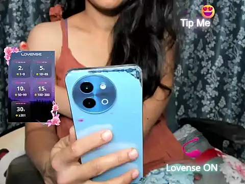 Snapshot of Queen-Bee143 chatting on February 2026 06:41:02 PM Queen-Bee143 online show from February 2026 06:41:02 PM