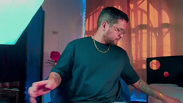 Snapshot of LucasGaeel chatting on November 2025 08:19:01 PM LucasGaeel online show from November 2025 08:19:01 PM