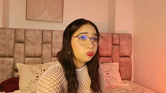 Snapshot of LiaraBloom chatting on October 2025 01:01:01 PM LiaraBloom online show from October 2025 01:01:01 PM