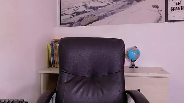 Adrianna5  online show from April 2026 01:27:02 PM