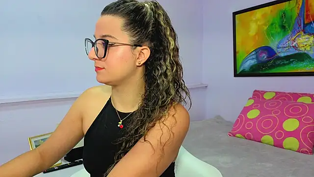 Snapshot of katiaa_lovv chatting on April 2026 12:19:02 PM katiaa lovv online show from April 2026 12:19:02 PM