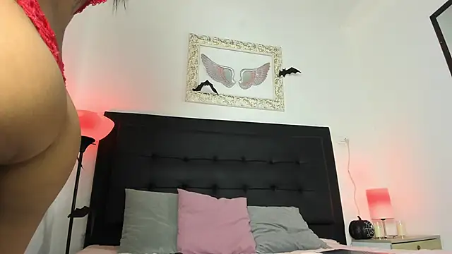 Nyra 18 online show from October 2025 09:04:01 PM