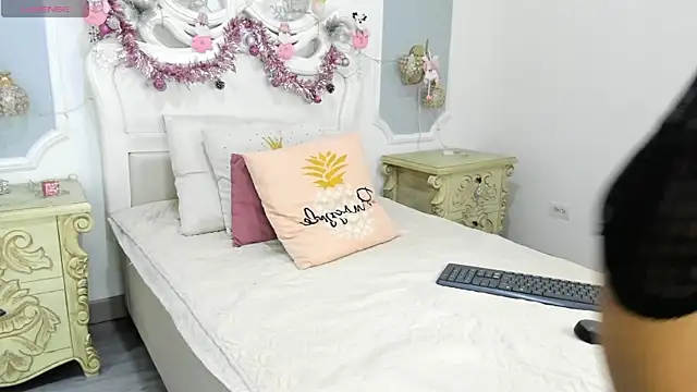 Snapshot of ChikiBom28 chatting on December 2025 07:42:02 PM ChikiBom28 online show from December 2025 07:42:02 PM