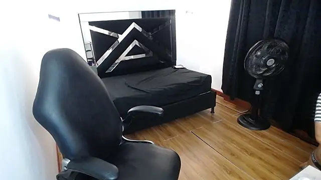 MarianaRojas  online show from January 2026 03:00:01 AM