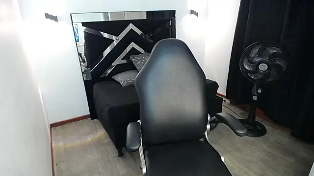Snapshot of MarianaRojas_ chatting on April 2026 08:50:02 AM MarianaRojas online show from April 2026 08:50:02 AM