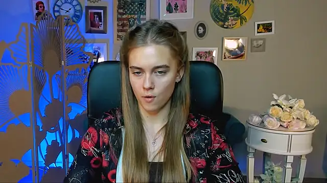 JuneWoods online show from November 2025 05:18:02 AM