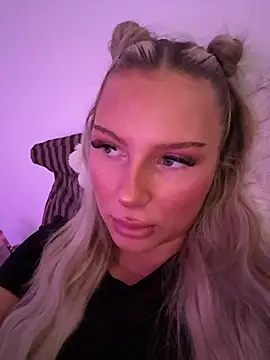 blondeeee online show from July 2026 03:34:02 PM