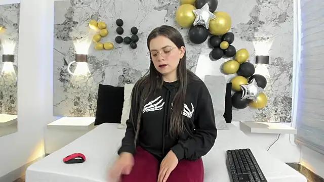 ZOE LE online show from April 2026 12:01:01 PM