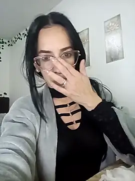 YaraDuartee online show from November 2025 11:29:01 PM