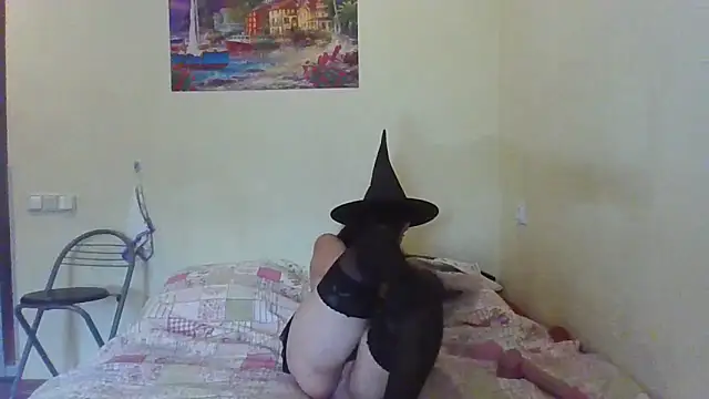 Snapshot of QueenMomyS chatting on October 2025 11:44:01 AM QueenMomyS online show from October 2025 11:44:01 AM