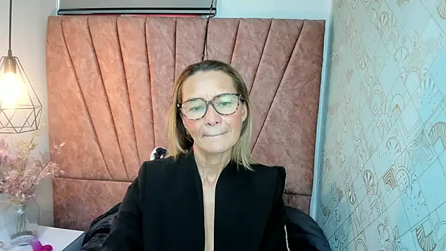 Snapshot of Issa_Milf__ chatting on November 2025 01:06:01 PM Issa Milf online show from November 2025 01:06:01 PM