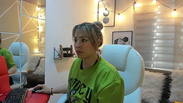 sophialyh 1 online show from November 2025 12:29:02 PM