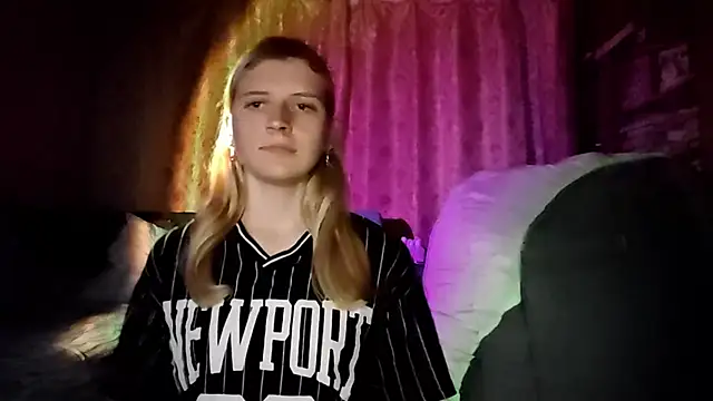 LynteriLain online show from October 2025 08:39:02 PM