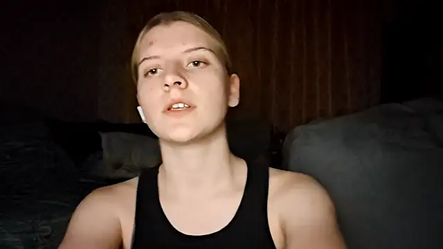 LynteriLain online show from October 2025 07:58:01 PM