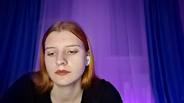 LynteriLain online show from November 2025 07:58:02 PM