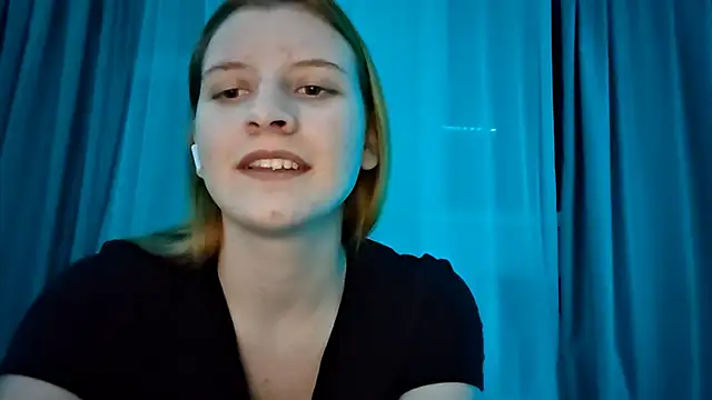 LynteriLain online show from November 2025 08:25:02 PM