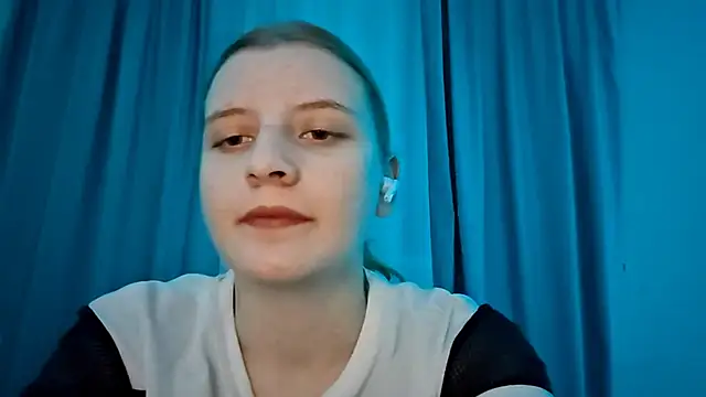 LynteriLain online show from November 2025 08:09:01 PM