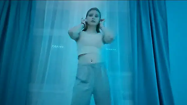 LynteriLain online show from November 2025 08:30:01 PM