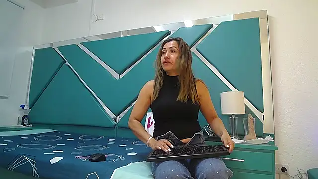 Snapshot of chloe__Jones_ chatting on April 2026 01:02:01 PM chloe Jones online show from April 2026 01:02:01 PM