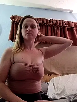 Snapshot of Queen2454 chatting on April 2026 10:07:02 AM Queen2454 online show from April 2026 10:07:02 AM