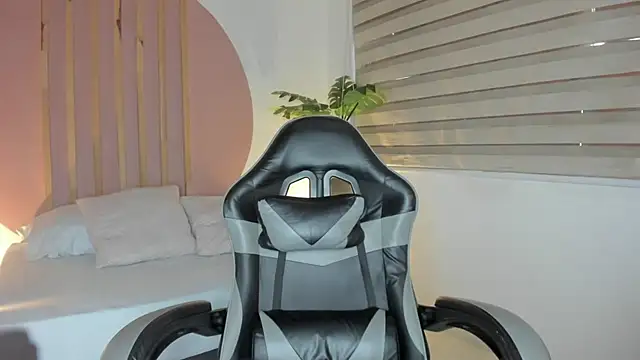 mia curry online show from October 2025 07:03:02 PM