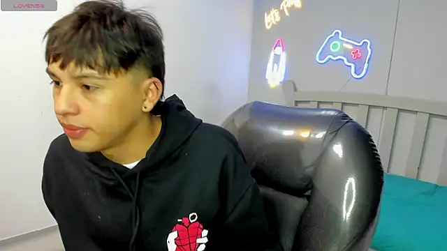 StiwenTwink online show from November 2025 01:55:02 PM