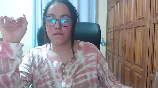 Snapshot of Venus_cat_ chatting on January 2026 02:48:02 AM Venus cat online show from January 2026 02:48:02 AM