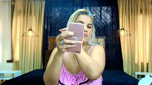 scarlet milf  online show from November 2025 01:43:03 PM