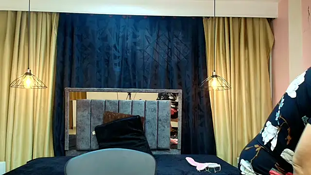 scarlet milf  online show from November 2025 07:32:02 PM