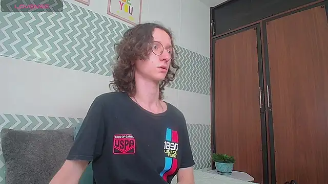 Snapshot of White_King4 chatting on October 2025 01:08:01 PM White King4 online show from October 2025 01:08:01 PM