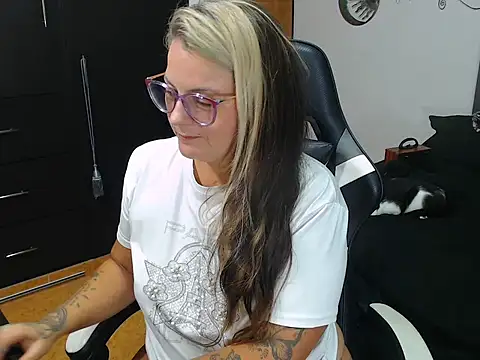 perlagoloza05 online show from October 2025 03:39:02 AM