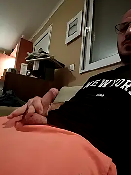 Snapshot of arksex32 chatting on April 2026 08:14:02 PM arksex32 online show from April 2026 08:14:02 PM